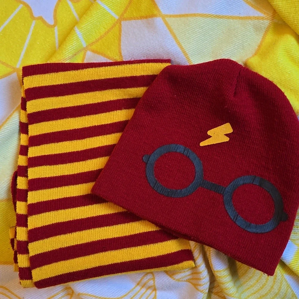 GUC - Harry Potter Hat and Scarf Set in Yellow and Red for Kids (Unisex)